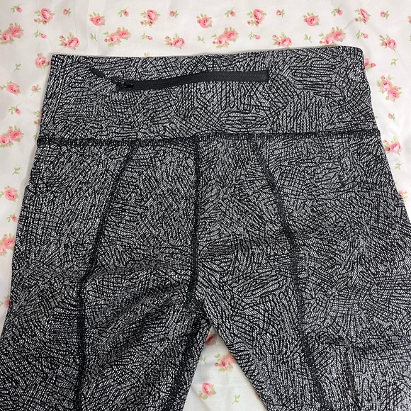 Lululemon Cropped Leggings Size 2 - Picture 2 of 7